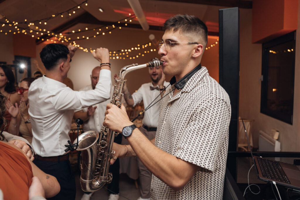 Un mariage avec beaucoup d'ambiance grâce à un saxophoniste
